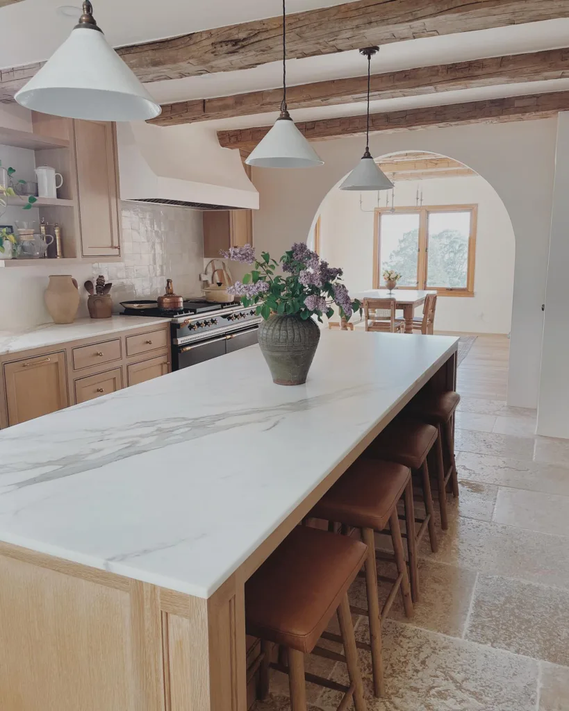 https://cdn-golkb.nitrocdn.com/BGttZFwvTgnsvVdbSwAwHBqsoevroffu/assets/images/optimized/rev-34c3cce/wp-content/uploads/2023/01/California-Oak-Kitchen-819x1024.webp