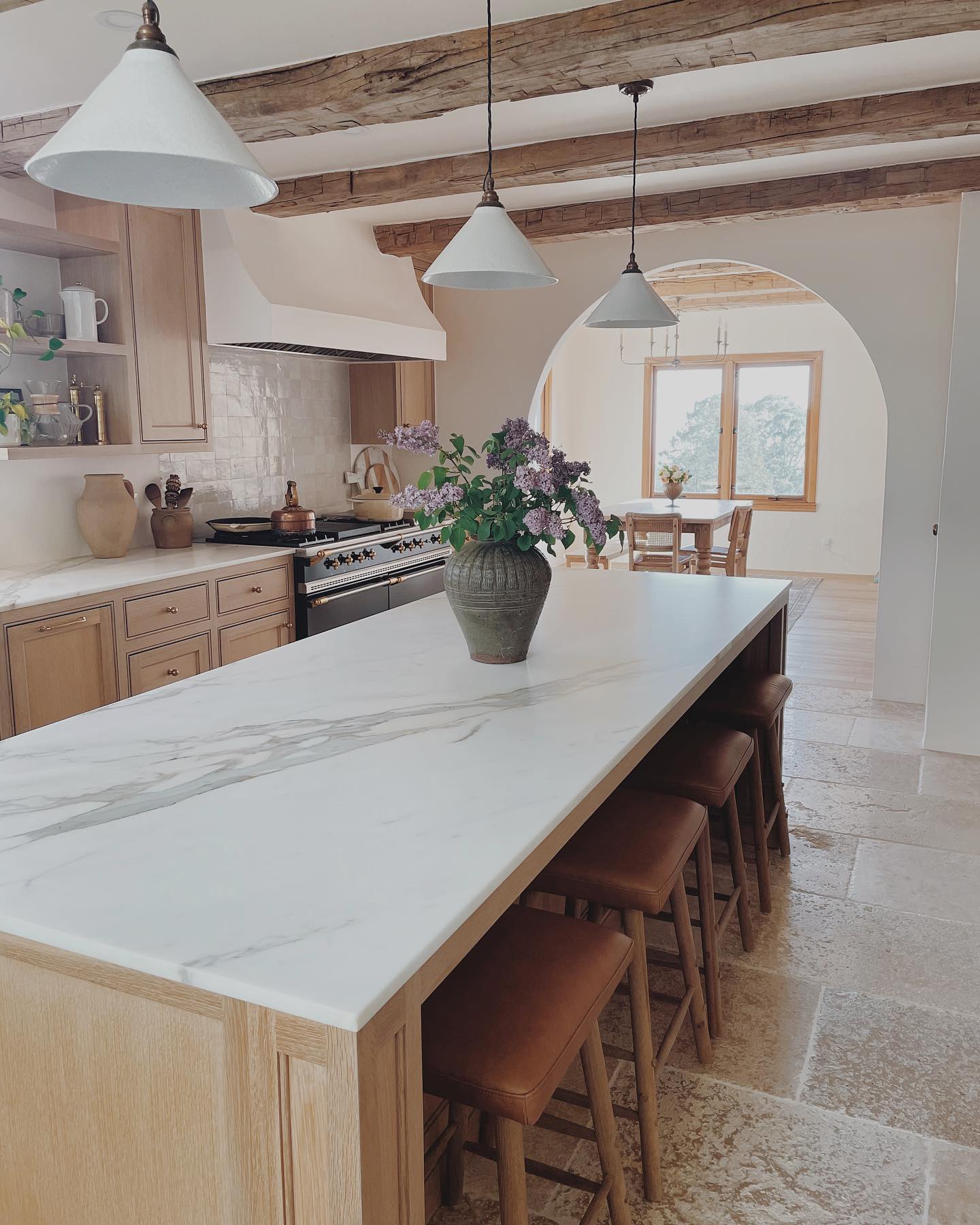 25 White Oak Kitchen Cabinets Design Ideas [& Buyers Guide]